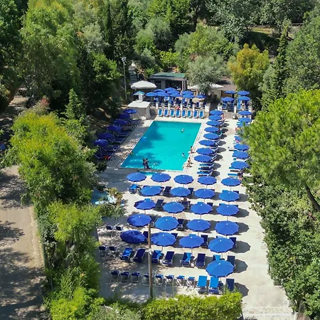 مكان تخييم Village Santa Fortunata - Campogaio سورينتو